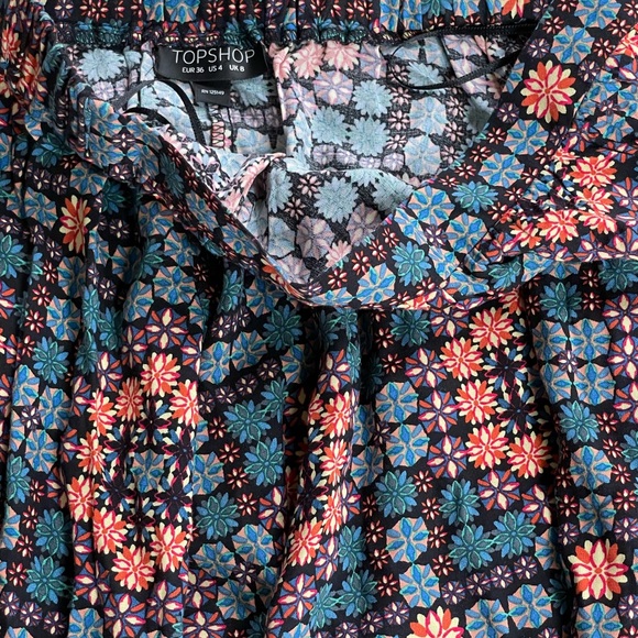 Like New TOPSHOP FLORAL PATTERN MULTI COLORED MINI SKIRT SZ 4 aprox 16 1/4” long - Picture 3 of 4
